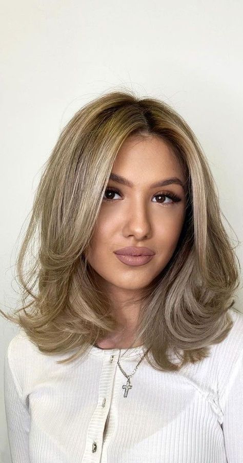 Cute Shoulder Length Haircuts With Layers, Haircuts That Flip Out, Low Layers With Curtain Bangs, Layered Short Hairstyles Shoulder Length, Layered Hair For Shoulder Length Hair, Low Layers Haircut Short Hair, U Shape Haircut Short, Shoulder Length Bobs With Layers, Layered Bob Haircuts Medium