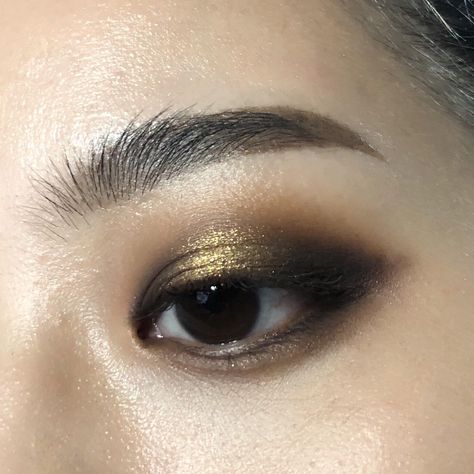 black & gold winged halo eye CCW : MakeupAddiction Gold Halo Eyeshadow, Black And Gold Eyeshadow, Gold Smoky Eye, Eyeshadow Techniques, Halo Eyeshadow, Halo Eye Makeup, Black Gold Nails, Mekap Mata, 20 Makeup