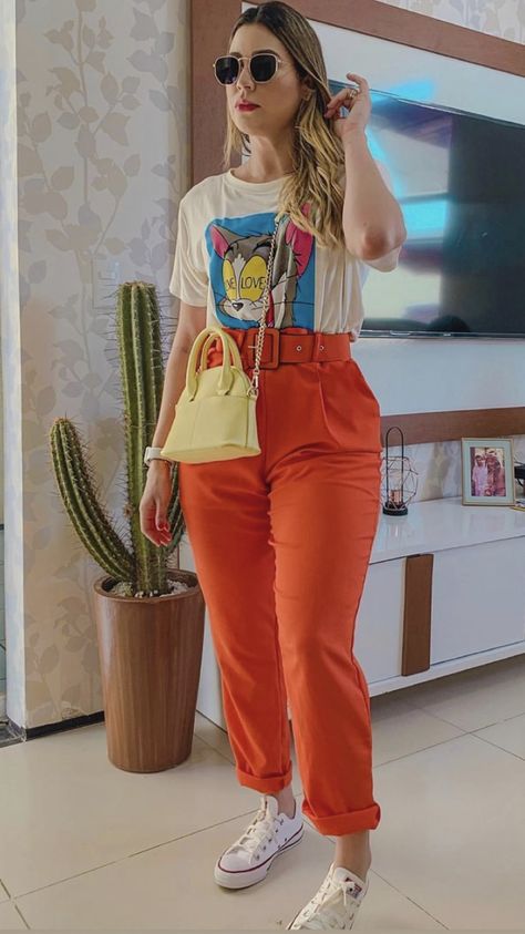 Chic Mom Outfits, Outfit Sport, Casual Work Attire, T Shirt Outfit, Orange Pants, Outfit Primavera, Casual Day Outfits, Casual Chic Outfit, Curvy Outfits