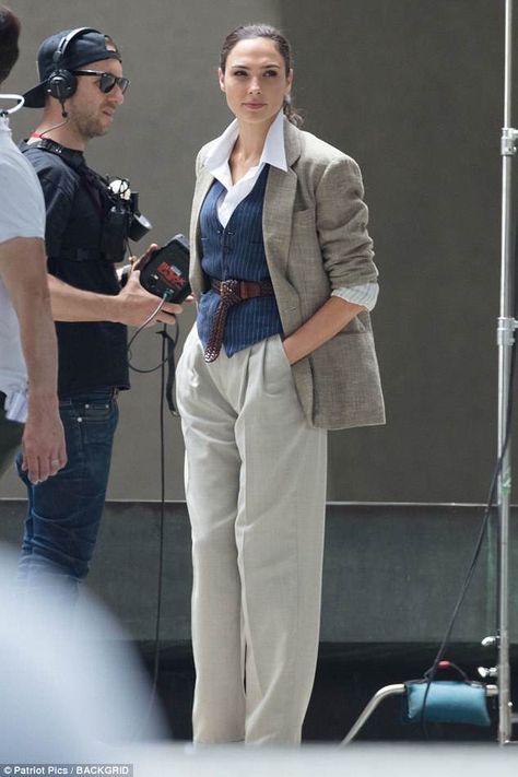 Ww84 Outfits, Working Woman Outfit, Women Suit Outfits, Winter Vest Outfits, Gal Gadot Style, Wonder Woman Outfit, Vest Outfits For Women, Sopot, Miami Vice