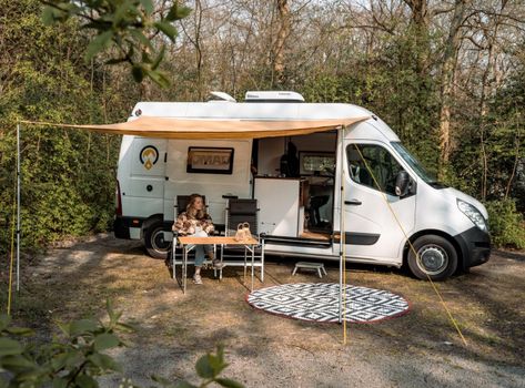 LUIFEL CAMPER: ONTDEK HET VOORDELIGE ALTERNATIEF Omgebouwde Bus, Ducato Camper, Mini Caravan, 4x4 Camper Van, Camping Girl, Hippie Bus, Mini Camper, Cool Campers, Camper Caravan