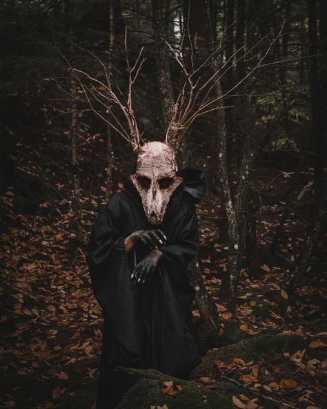 Creepy Photography Ideas, Creepy Mask Aesthetic, Wendigo Mask, Creepy Aesthetic, Strašidelný Halloween, Gothic Mask, Mask Sculpture, 숲 사진, Creepy Photography