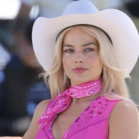 Barbie Transformation, Margot Robbie Movies, Margot Robbie Photos, Cowgirl Barbie, Barbie Margot Robbie, Barbie Cosplay, Harley Quinn Halloween Costume, Barbie Movie 2023, Barbie Film