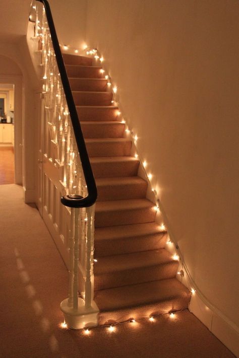 Fairy Light Staircase, Christmas Lights Staircase, Fairy Lights On Stairs, Fairy Lights In Hallway, Christmas Lights Stairs, Fairy Lights Stairs, Fairy Lights Hallway, University House Decor, Fairy Lights In Room