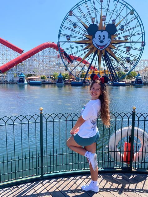 Disney California Adventure Poses, Disneyland Birthday Pictures, California Adventure Outfit Ideas, Disneyland California Photo Ideas, Disney California Adventure Photo Ideas, California Adventure Pictures, Disney California Adventure Outfit, Disneyland Instagram Pictures, California Adventure Outfit