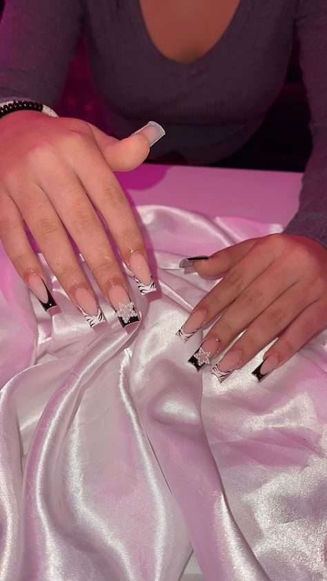 There's a new beauty trend taking over Instagram and it's absolutely stunning. Say hello to "quartz nails". Red And Black Medium Nails, Nail Ideas Medium Square, Y2k Nails Black, Nail Inspo Y2k, Short Frenchies, Bday Hairstyles, Pink Zebra Nails, Bts Nails, Prom 2k24