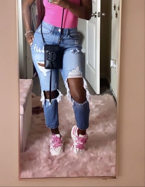 Pink Bodysuit Outfit Casual, Pink Bodysuit Outfit, Hairstyles Photoshoot, Balenciaga Sneakers Outfit, Body Suit Outfit, Sneakers Outfit Summer, Sneaker Outfits Women, Bodysuit Outfit, Bodysuits And Jeans