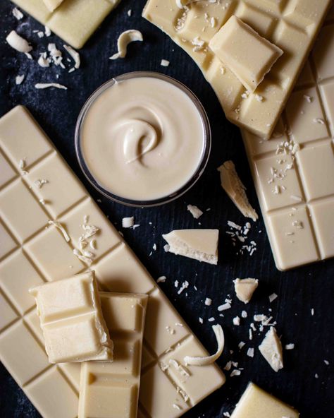 CHOCOLATE BLANCO CON 4 INGREDIENTES - Petit Fit by Cris White Chocolate Recipe, Homemade Chipotle, White Chocolate Recipes, Coffee Shop Branding, White Chocolate Bar, Chocolate World, Chocolate Art, Chocolate Delight, Chocolate Recipe