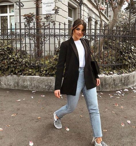 Uk Vibes, Blazer Outfits Street Style, Blazer And Sneakers, Black Vans Outfit, Slip On Outfit, Ootd Work, Outfit Mit Blazer, Black Blazer Outfit, Stylish People