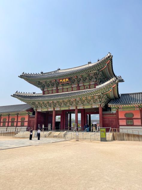 #korea #livinginkorea #lifeinkorea #seoul #seoullife #travel #traveling #travelkorea #korean #asian #03 #discoverpage Unreal Architecture, South Korea Architecture, Korea Moodboard, South Korea Seoul Aesthetic, Korea Temple, Korea Lifestyle, Places In South Korea, Korea View, Korea Architecture