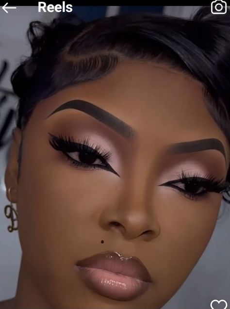 Natural Full Glam Makeup Black Women, Wedding Guest Make Up Look, Cute Eye Looks Eyeshadows, Mother Of The Bride Makeup Black Women, Makeup Ideas On Dark Skin, Bold Glam Makeup Black Women, Makeup Beats Black Women, Black Theme Makeup, Dark Skin Pink Makeup