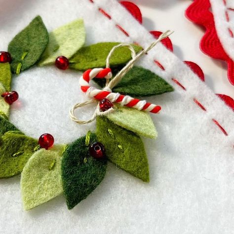 Felt Christmas Wreaths & Garlands, Felt Garland Christmas Diy, Felt Craft Christmas, Christmas Felt Stocking, Christmas Felt Crafts For Kids, Diy Christmas Stockings Ideas Felt Applique, Cute Felt Christmas Ornaments, Christmas Stocking Designs, Felt Stocking Ornaments