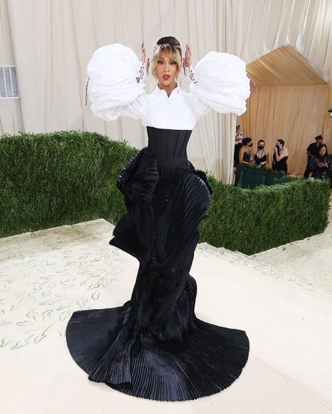 Thom Browne Met Gala, Mj Rodriguez, Graduation Inspiration, Gala Looks, Beautiful Evening Dresses, Tuxedo Shirt, Hi Fashion, The Met Gala, Sharon Stone