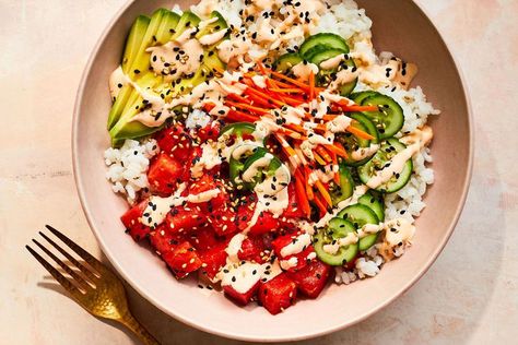 Hot Summer Dinner Ideas, Hot Day Dinner Ideas, Watermelon Poke, Marinated Watermelon, Poke Bowl Recipe, Raw Tuna, Poke Bowls, Healthy Summer Dinners, Sweet Watermelon