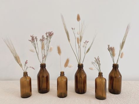 Boho Vase Centerpieces, Amber Vases Wedding, Dried Flower Jars Wedding, Amber Glass Centerpiece, Dried Flower Aesthetic, Wedding Table Deco, Cocktail Wedding Reception, Medicine Bottle, Green Centerpieces