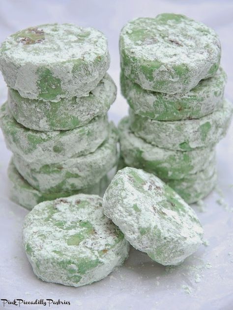 Chocolate Mint Chip  has always been my favorite flavor of  Ice Cream, so when I discovered that Duncan Hines  had created a Mint C... Meltaway Cookies, Cotton Candy Flavoring, Favorite Cookie Recipe, Chocolate Chip Cookie Bars, Duncan Hines, Wedding Cake Recipe, Kinds Of Cookies, Chocolate Mint, Chocolate Chip Recipes