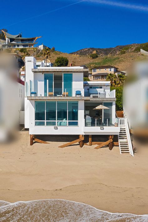 Malibu Beach House Interiors, Glass Mansion, Beach Townhouse, Apartment Front, Beach Front House, Beach Houses Architecture, Malibu House, Beach House Plan, Malibu Beach House