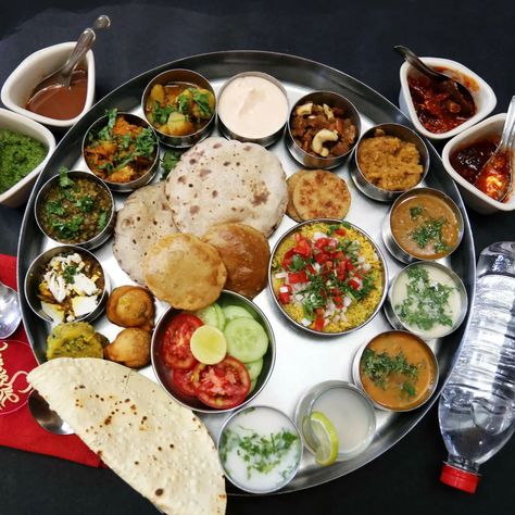 Maharashtrian Food Recipes, Food Of Maharashtra, Maharashtrian Dishes, Maharashtra Culture, Maharashtra Food, Maharashtrian Food, Marathi Culture, Indian Thali, School Exhibition