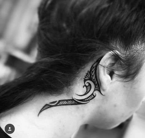 Poly Neck Tattoo, Polynesian Tattoo Behind Ear, Polynesian Tattoos Women, Culture Tattoos, Behind Ear Tattoos, Sisters Tattoo, Side Neck Tattoo, Throat Tattoo, L Tattoo