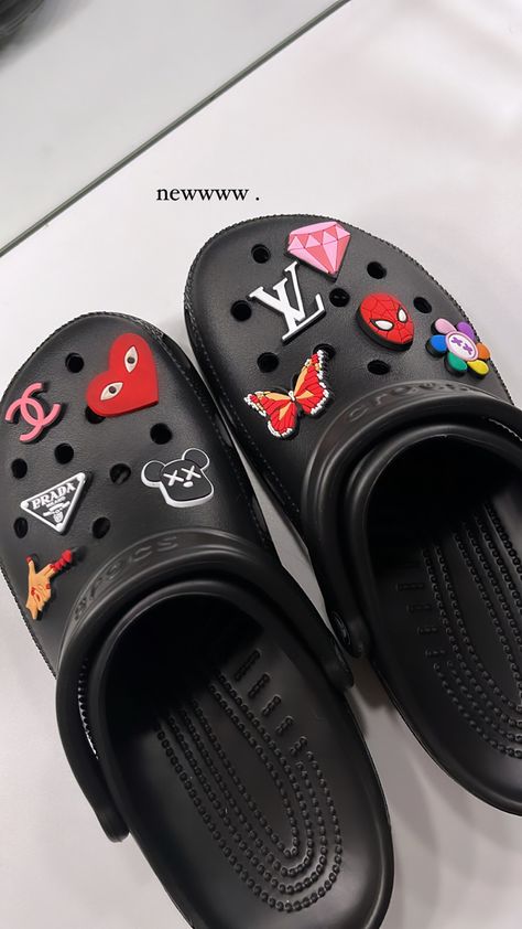 Black Crocs Charms Aesthetic, Black Crocs With Charms, Black Crocs Aesthetic, Black Crocs With Jibbitz, Crocs Aesthetic, Crocs With Charms, Punk Girls, Black Crocs, Crocs Fashion