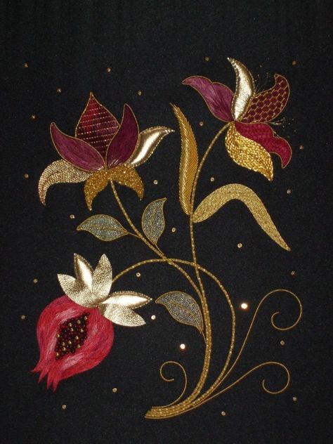 Kasab Embroidery, Crewel Embroidery Tutorial, Wool Applique Quilts, Goldwork Embroidery, Jacobean Embroidery, Gold Work Embroidery, Wool Felt Projects, Wool Applique Patterns, Wool Quilts