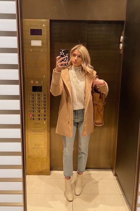 Tan Boots Outfit Ankle Winter, Winter Outfits Turtleneck, Cream Ankle Boots Outfit, Beige Ankle Boots Outfit, Tan Ankle Boots Outfit, Winter Outfits Business, Work Outfits With Jeans, Cream Boots Outfit, Tan Boots Outfit