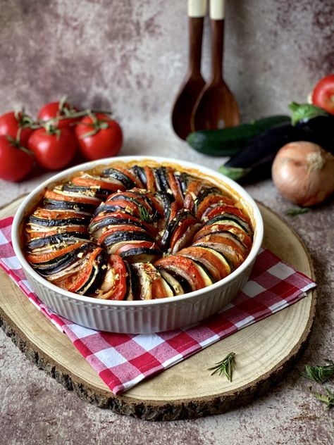 RECETA DE RATATOUILLE - VERDURAS ASADAS AL HORNO Finger Foods, Healthy Food, Serving Bowls, Healthy Recipes, Pastel, Bowl, Ethnic Recipes, Tableware, Disney