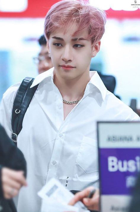 bang chan pink Eyebrow Slits, Christopher Bang, Stray Kids Chan, Chris Chan, Pop Rock, Bang Chan, Kids Pictures, Lee Min Ho, Busan