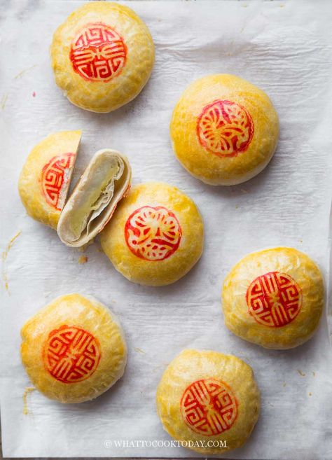 Yema Cake, Vietnamese Desserts, Asian Dessert Recipes, Moon Cake Mold, Asian Dessert, Vietnamese Food, Mung Bean, Flaky Pastry, Flaky Crust