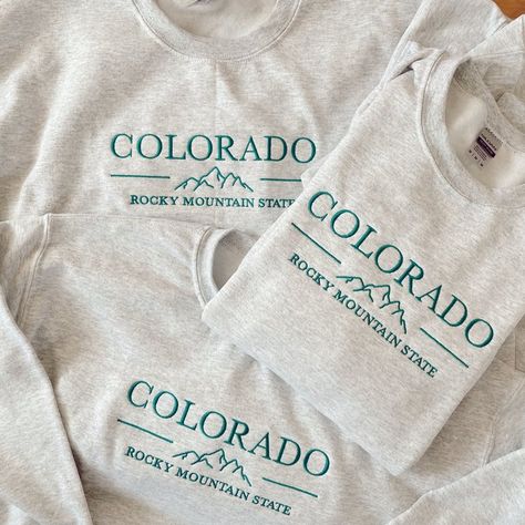 Mountain Doodle, Etsy Inspiration, College Shirts, Country Wear, Colorado Mountain, Embroidered Tee, Embroidered Crewneck, Embroidery Sweatshirt, Cute Preppy Outfits