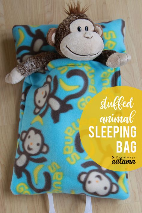 Learn how to make a stuffed animal sleeping bag with this easy sewing tutorial and free pattern. Easy Diy Kids Costumes, Stuffed Animal Sleeping Bag, Pretend Play Ideas, Diy Sleeping Bag, Easy Diy Kids, Animal Sleeping Bag, Animals Sleeping, Doll Sleeping Bag, Kids Sleeping Bags