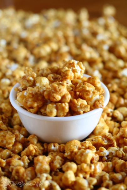 Easy Homemade Caramel Corn Recipe - a delicious sweet snack. Great for kids or even for a party! Baked Caramel Corn, Homemade Caramel Corn Recipe, Easy Homemade Caramel, Caramel Corn Recipe, Homemade Caramel Corn, Caramel Corn Recipes, Yam Yam, Baked Caramel, Make Dog Food