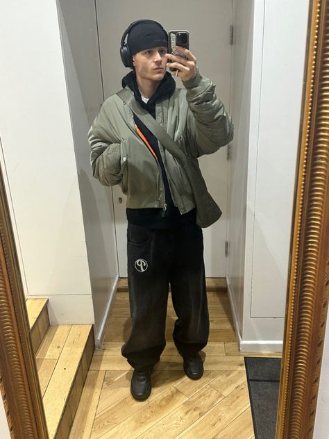 streetwear baggy fit inspo vintage bomber jacket Green Bomberjack Outfit Men Aesthetic, Rat Character, Bomer Jacket, Green Jacket Men, Vintage Outfits Men, Sean Wotherspoon, Y2k Fits, Mens Outfit Inspiration, Fit Ideas