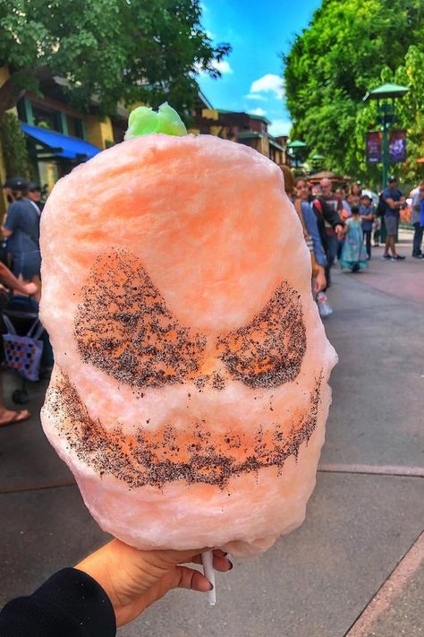 What’s This?! Disneyland Is Now Selling Jack Skellington Cotton Candy Best Disneyland Food, Disney Desserts, Disneyland Food, Disney Treats, Disney World Food, Disneyland Halloween, Halloween Disney, Disney Snacks, Downtown Disney