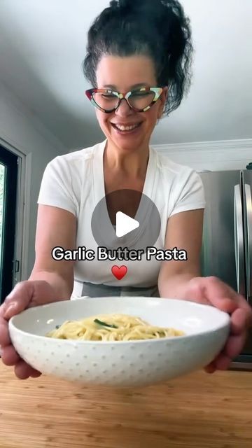 Iléna Tovia on Instagram: "Easy Garlic Butter Pasta. #pasta #garlicbutterpasta #easyrecipe #tutorial #mommailena #momlife #momsofinstagram #kidapprovedfood" Easy Garlic Butter Pasta, Noodles Video, Simple Pasta Recipe, Salt Block Cooking, Easy Garlic Butter, Garlic Butter Pasta, One Pan Pasta, Simple Pasta, Italian Pasta Dishes