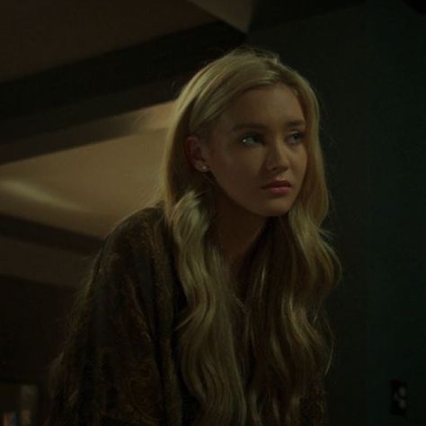 Hope Mikaelson No Humanity Gif, Luna Briggs Icon, Blonde Face Claims, Blonde Actress, Lemonade Mouth, Blonde Actresses, Chloe Rose, Royalty Aesthetic, Fashion Background