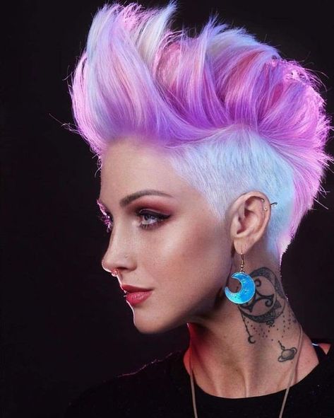 17 Mohawk Hairstyles for Women 2024 Colorful Undercut, Bobbed Haircuts, Natural Hair Mohawk, Mohawk Hairstyles For Women, Short Hair Inspiration, Chic Haircut, Mode Punk, Mohawk Hairstyles, Hair Color Pastel