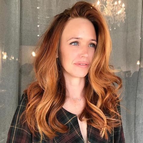 Side Swept Ginger Waves High Forehead Hairstyles, Large Forehead Hairstyles, Hair Big Forehead, Haircuts For Long Hair With Bangs, Haircut For Big Forehead, High Forehead, Cool Hairstyles For Girls, Oval Face Haircuts, Long Face Hairstyles