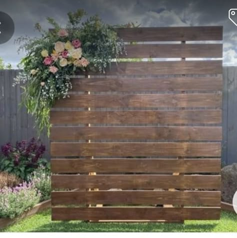 Wood Fence Backdrop, Wooden Photo Backdrop Diy, Wooden Backdrop With Flowers, Wood Background For Party, Fence Backdrop Ideas, Wooden Party Backdrop, Farmhouse Wedding Backdrop, Graduation Pallet Backdrop, Wood Backdrop With Flowers