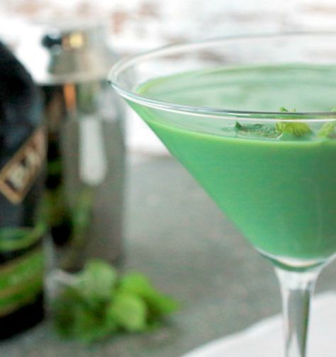 St. Patty’s Day libations aren’t exclusive to whiskey and beer—try a lip-smacking good mint shamrock martini! - Everyday Dishes & DIY Shamrock Martini, Martini Cocktail Recipes, Frozen Mixed Drinks, Easter Cocktail, Easter Cocktails, March Food, Yummy Cocktails, Special Drinks, Cocktail Drinks Alcoholic