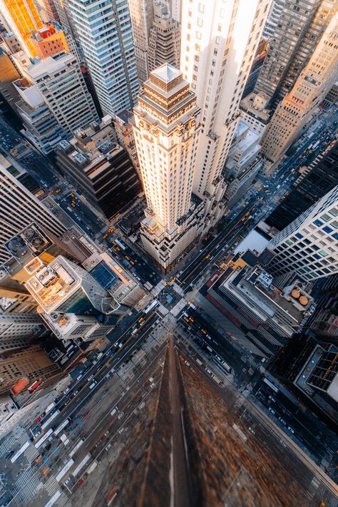 Rise - Looking down on the many #skyscrapers of Manhattan, New York City. Birds Eye View City, New York Drawing, New York Buildings, New York Wallpaper, Building Aesthetic, Perspective Photography, Cityscape Photography, Skyscraper Architecture, Nyc Aesthetic