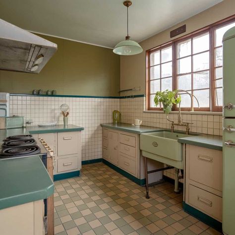 30  Kitchen Inspirations That Will Make You Swoon Vintage Kitchen Layout, 1950s Inspired Kitchen, 1945 Kitchen, Marble Kitchen Inspiration, 1920s Kitchen Remodel, 50s Style Kitchens, 30s Kitchen, 1930 Kitchen, 1940 Kitchen