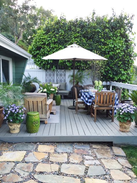 Outdoor deck decor Hollywood Hills garden living room Winter Deck, Vintage Outdoor Decor, Outdoor Deck Decorating, Deck Makeover, Deck Decor, Backyard Inspo, Deck Garden, Outdoor Patio Decor, Outdoor Deck