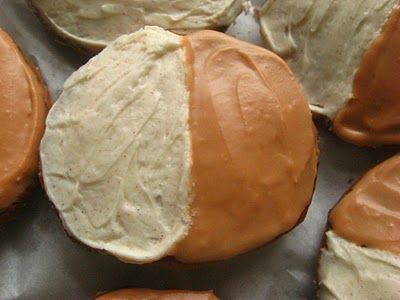 Pumpkin Half Moon Cookies, Half Moon Cookies Recipe, Half Moon Cookies, Moon Cookies, Halloween Party Appetizers, Pumpkin Moon, Pumpkin Treats, Apple Treat, Desserts Cookies