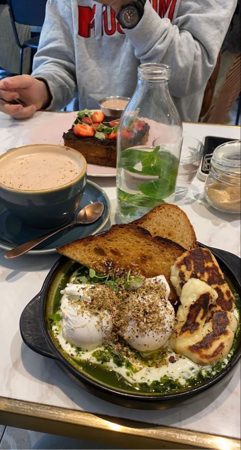 #brunch #london Brunch London, Brunch Sandwich, London Dinner, London Breakfast, Fancy Brunch, Kings Cross, Coffee Aesthetic, Aesthetic Food, Healthy Breakfast