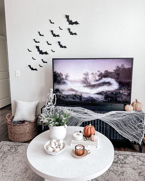 small apartment halloween decor ideas with cozy indoor decorations and spooky accents. Small Apartment Cozy, Apartment Halloween Decorations, Apartment Halloween Decor, Small Apartment Decor Ideas, Decorating A Small Apartment, Room Halloween Decor, Small Apartment Decor, Living Room Halloween Decor, Halloween Decorations Apartment