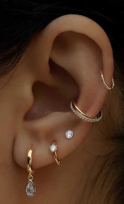 Ears Persings Ideas, Piercing Oreille Helix, U�šný Piercing, Piercings Oor, Minimalist Ear Piercings, Unique Ear Piercings, Ear Peircings, Types Of Ear Piercings, Cool Ear Piercings