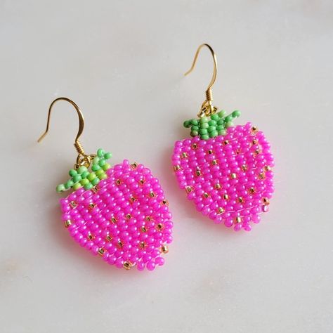 Seed Bead Strawberry, Bead Strawberry, Strawberry Earrings, Seed Bead Crafts, Native Crafts, Beaded Things, Seed Beading, Nativity Crafts, Beadwork Patterns