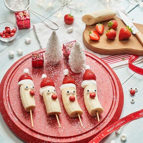 Banana And Strawberry Santas, Santa Bananas, Santa Strawberries, Healthy Christmas Dessert Recipes, Strawberry Cake Birthday, Strawberry Cake Design, Santa Recipes, Strawberry Santa, Healthy Christmas Desserts