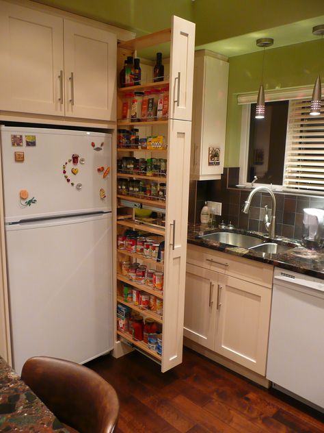 A tall pull out that makes sense!!  The narrow cabinet beside the fridge pulls out to reveal a spice & canned goods pantry. Kitchen Pullout Pantry, Narrow Cabinet Kitchen, Narrow Cabinets, Kitchen Pullout, Narrow Pantry, Fridge Design, Kitchen Boho, Model Dapur, Narrow Cabinet